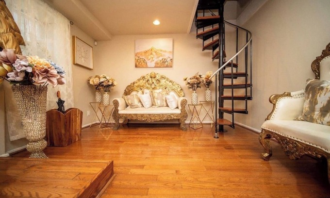 Roxborough House | 389C) Beautiful 1BR Home!
