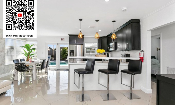Driftwood House | 3B Pool Home, King Bed, Private Yard, Grill, Ping Pong Table & EVCharger