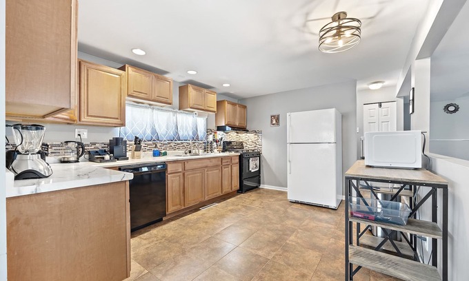 Boulder Hill House | 3bd/1.5bath entire home/Game room/Office/extended stays/FREE Wifi & Parking