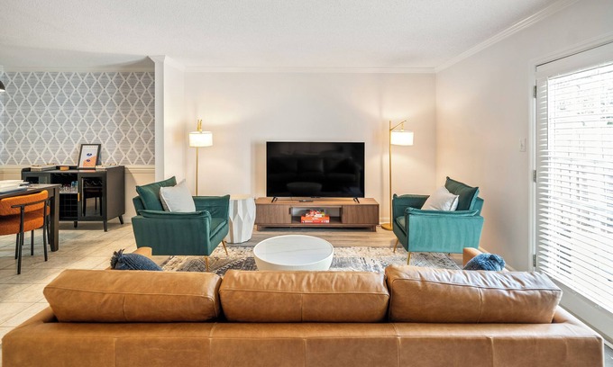North Raleigh House | 3bd/Centrally located/stylish/North Hills/PNC arena/Crabtree Valley Mall