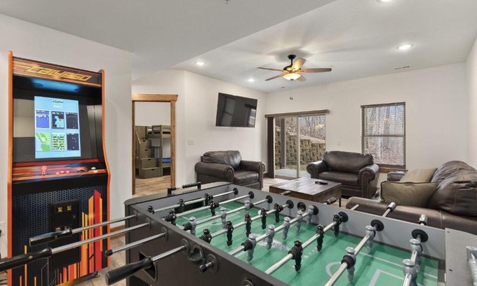 Indian Point House | 3BD Walk-In Near Silver Dollar City - Game Room - Pool - FREE TICKETS INCLUDED - RR-93B