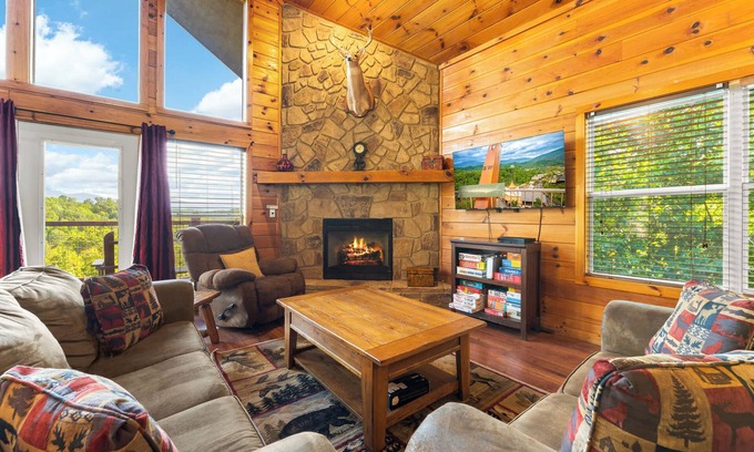 Gatlinburg - Pigeon Forge Cabin | 3BDR+Loft for 12 w/Hot Tub, Billiards & Mtn Views!