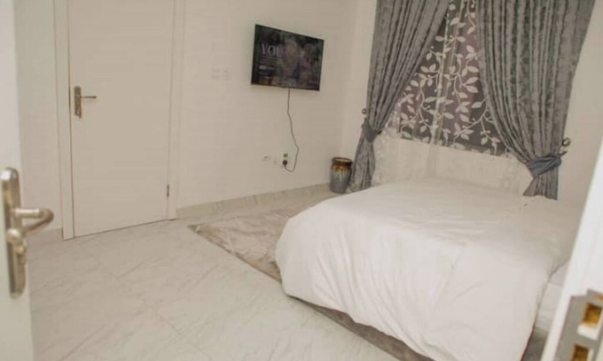 Ajah House | 3bed/24-7 Elec/WI-FI/Gym/close2Charterhouseschool