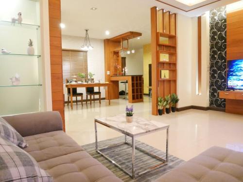 Pa Bong Resort | #3Bed #4Bath Close to Unity School and Airport