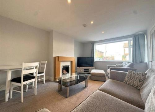 Brighouse Apartment | 3bed house Brighouse - working professionals welcome FREE parking & WI-FI