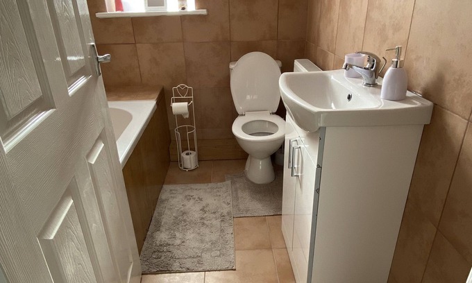 Thurnscoe House | 3bedroom spacious holiday home, modern and comfortable with essential appliances