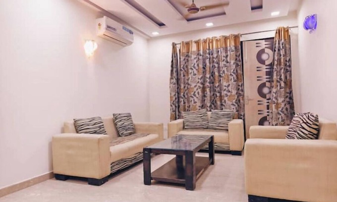 Lajpat Nagar Apartment | 3BHK-Park Facing! Lajpat Market! by HostMyStaynn