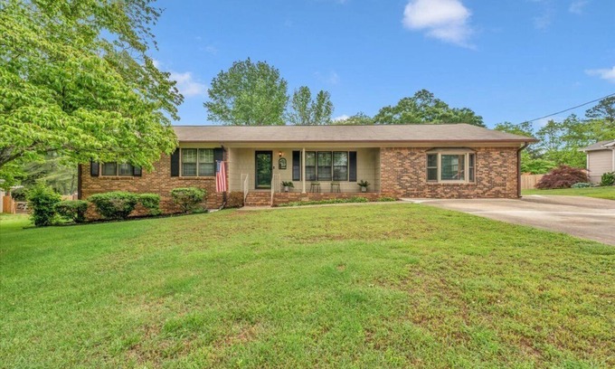 Scottsboro House | 3br 2ba Bring the Bass Boats! Sleeps 10. Only 8 min to Goosepond