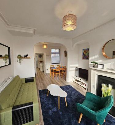 St Helens House | 3BR, 6 min to central station, full kitchen