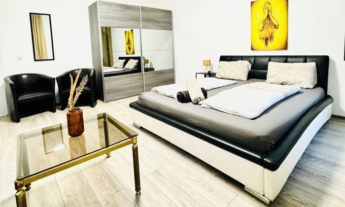Grinzing Apartment | 3BR Apartment for 9P, 10Min to FAC Platz