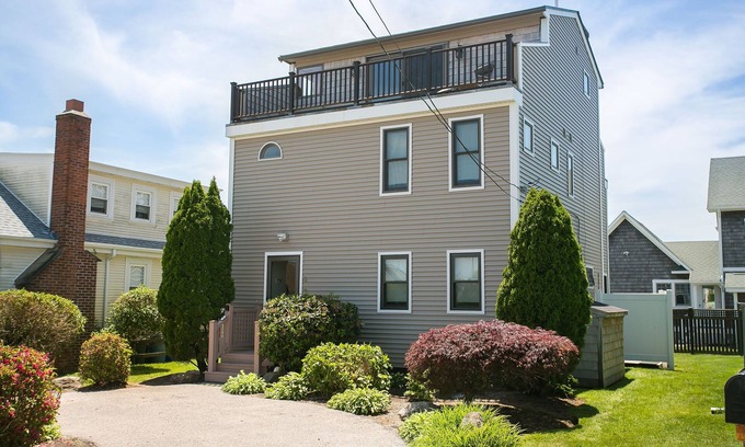 Narragansett House | 3BR Beach Home , Ocean Views, 2 Min Walk to Scarborough