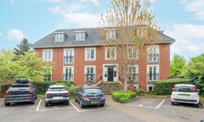Syon Apartment | 3BR Brentford Apt Overlooking Syon Park | Heathrow 20Min