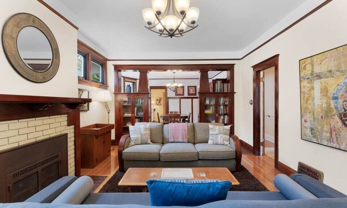 Manito House | 3BR Home / Large Kitchen / Mins To DwnTwn