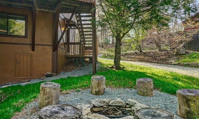 Beech Mountain House | 3BR Mountain Cabin with VIEWS and FIREPIT Sleeps 8