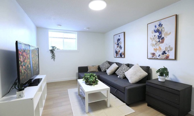 Brentwood House | 3br - near shops dining, 9 min DT, 4 min to UofC