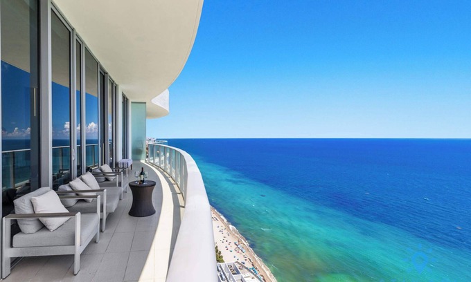 Hollywood South Central Beach Apartment | 3BR Oceanfront Apt: Beach Access, Balcony & pool