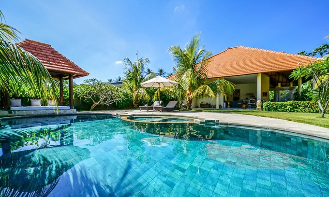 Purwakerti Villa | 3BR Villa, Large Garden & Pool Table - 3Min Drive To Amed Beach!