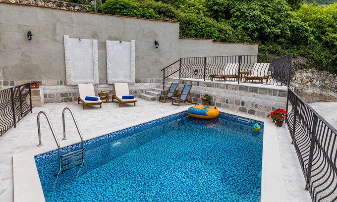 Lapcici Villa | 3BR Villa w Amazing Hilltop View on Budva Riviera
