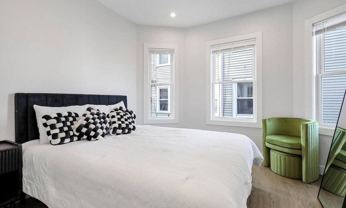 East Somerville Apartment | 3BR2Bth MIT/Harvard/TD Garden/BOS/2 Parking Spaces
