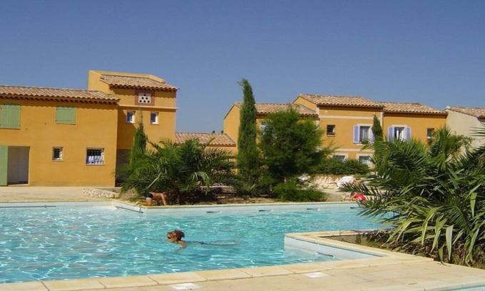Arles House | 4* air-conditioned house, sleeps 6, enclosed garden with trees, communal SWIMMING POOL.