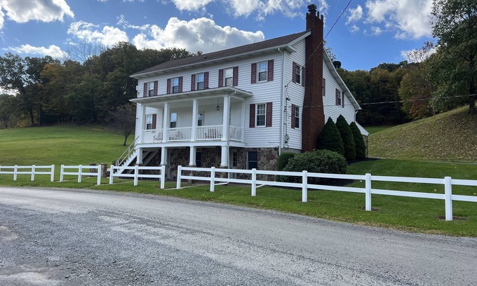 Tyrone House | ✔️4 bdr 1860 house/families/lg yard parking/quiet/fishing pond/walking trails