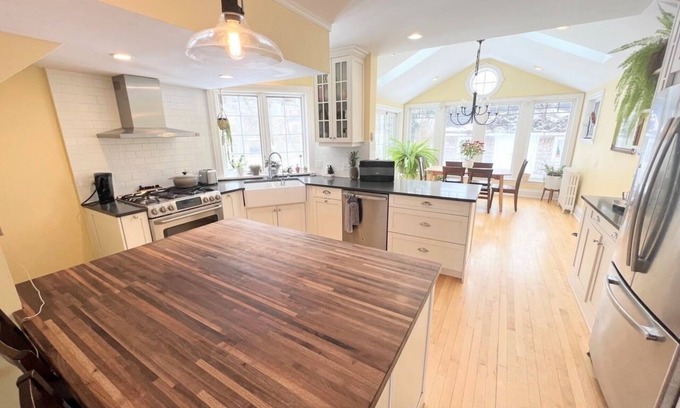 Charlottetown House | 4 Bdrm Brighton Character Home Steps to Downtown Ch'town & Victoria Park