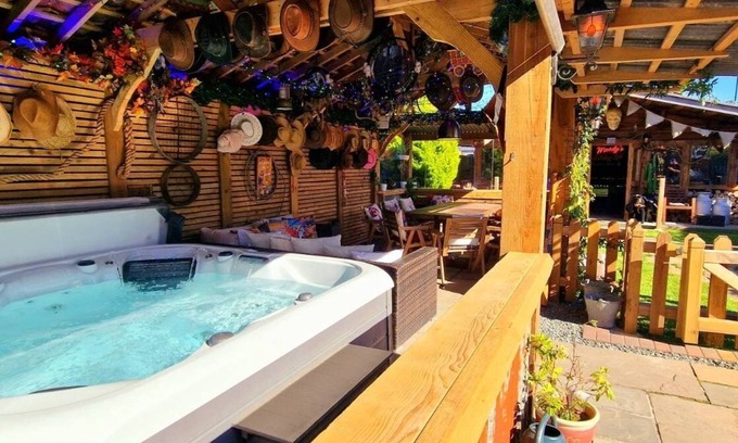 Skegness House | 4 bed Cottage with Hot Tub sleeps 12 pet friendly