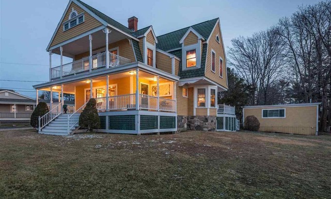 York Beach House | 4 Bed Rms 2 Bathrms sleeps 10, Hot Tub, Lrg decks, Yard, Near Short Sands Beach