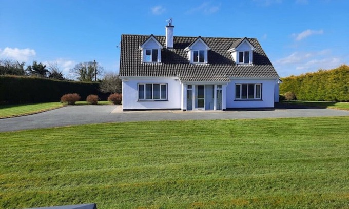 Bruff House | 4 Bedroom, 15 min to Limerick city Quiet Retreat.