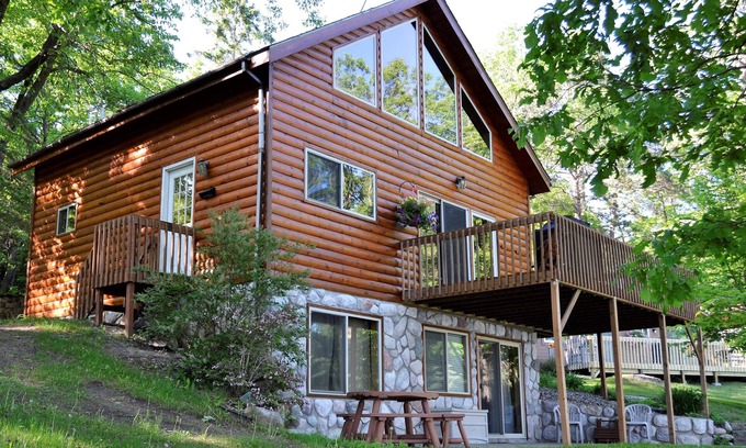 Nevis Cabin | 4 Bedroom 2BA Cabin on a Quiet Lake