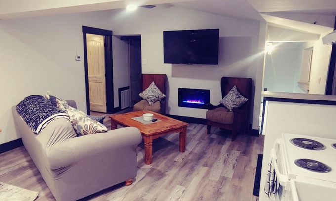 Riggins House | 4 Bedroom/3 Bath Upper Level Remodeled Shop, in town, fully loaded for up to 12!
