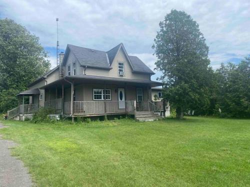 Tillsonburg Apartment | 4 bedroom apartment on 75 acre farm