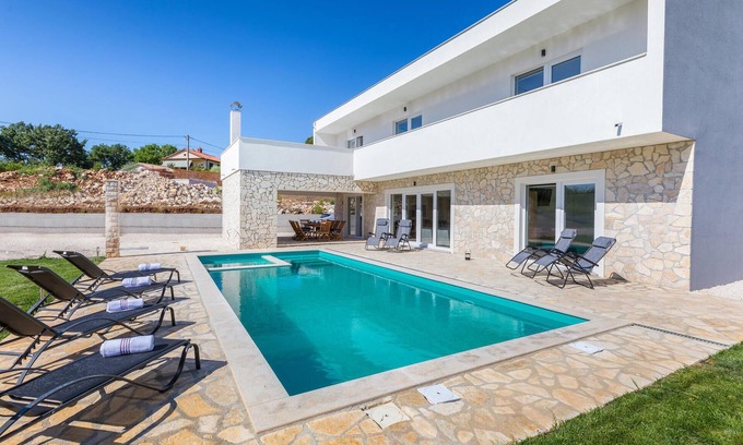 Jursici House | 4 bedroom beautiful home in Jursici