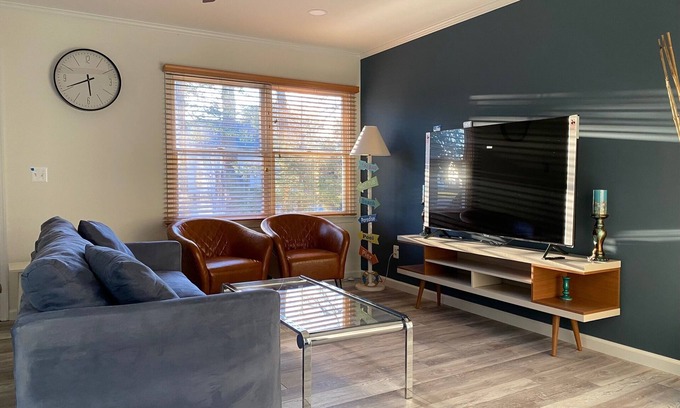 The Glade House | 4-bedroom/corner lot,sleep 9 close to beach & trail in a quiet neighborhood!