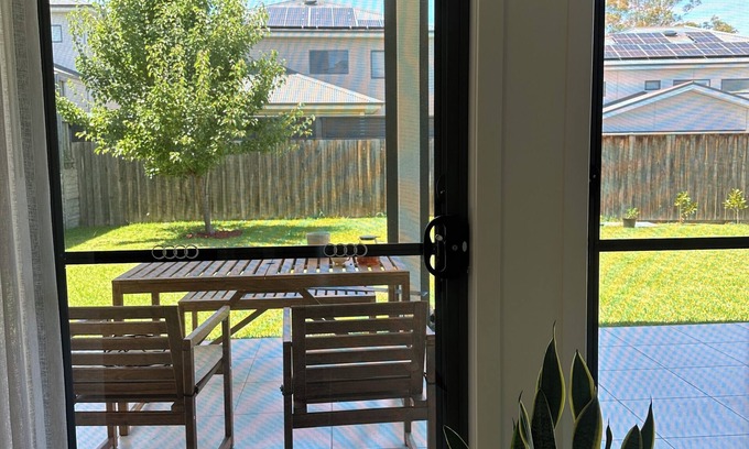 Gledswood Hills House | 4-bedroom country house in enchanting Gledswood Hills with AC, WiFi