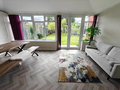 Solihull House | 4 Bedroom Equipped House Driveway- 10 Mins to NEC JLR BHX HS2 & More- Birmingham Sutton Coldfield, Coleshill & More