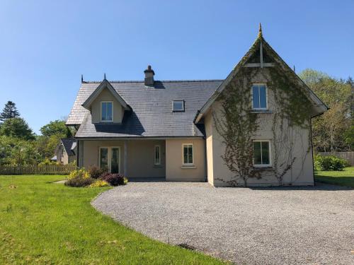 Kenmare House | 4 bedroom holiday home with wheelchair accessible bathroom 2km from Kenmare