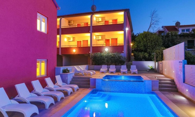 Seget House | 4-bedroom house with swimming pool in delightful Seget Vranjica