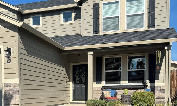 Medford House | 4-bedroom house in lovely Medford with AC, Close to Rogue X, beautiful patio.