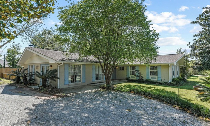Bay St Louis House | 4-bedroom house in charming Bay St Louis, sleeps 12, 3 minutes to downtown. Wifi