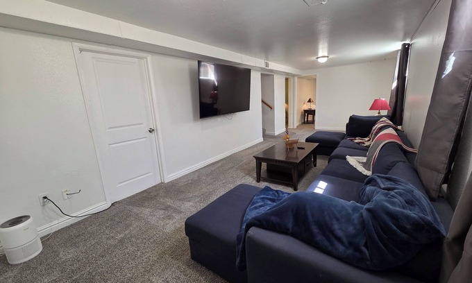 Dupont House | 4 Bedroom house within 10 minutes of Downtown Denver! Full house with yard.