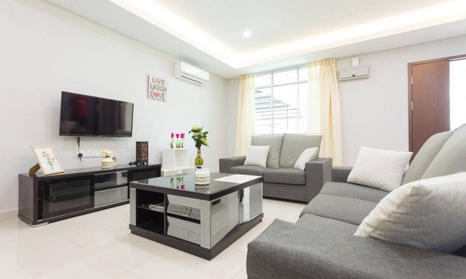 Tanjung Aru House | 4 Bedroom Landed House. Party friendly and close to beach.