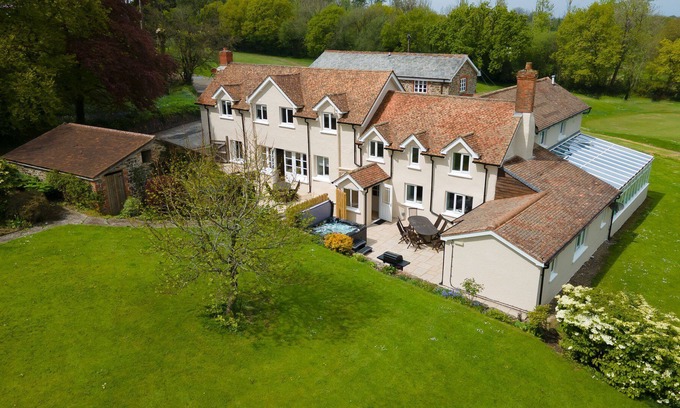 Chittlehamholt Cottage | 4-Bedroom luxury cottage sleeping up to 8, access to indoor heated pool, tennis court and golf cours