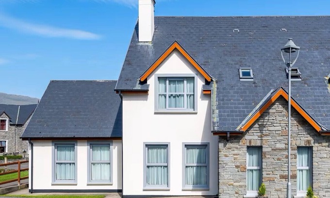 Kenmare House | 4-Bedroom Pet-Friendly Holiday Home with Free Pool and Leisure Centre Access
