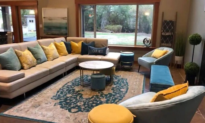Central Saanich House | 4 Bedroom Seabrook Farmhouse with Hot Tub & Swimming Pool on 8 Acre Berry Farmn
