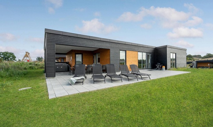 Hjarbæk House | 4 bedroom stunning home in Løgstrup