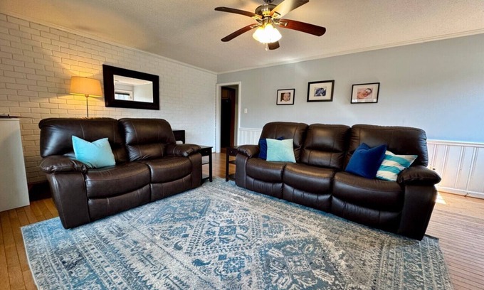 High Point House | 4 Bedroom w/Heated Pool by Oak Hollow Lake