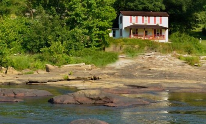 Moatsville House | 4 bedroom Waterfront Mountain River Home in Arden, West Virginia. Sleeps 10.