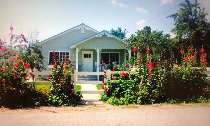 Fish Haven House | 4 bedrooms, 2 bathrooms with mountain views, cozy cottage in the countryside