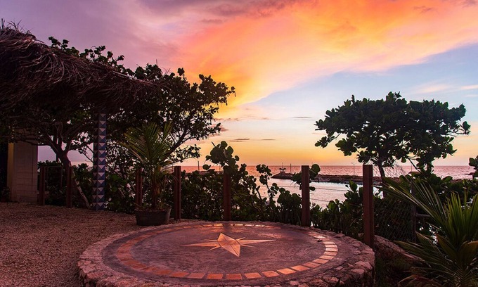 Lerma Villa | 4 bedrooms in an oceanfront garden with pool and kitchenette.